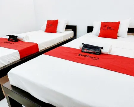 レッドドアーズ @ サン アントニオ ビナン ビニャンのホテル