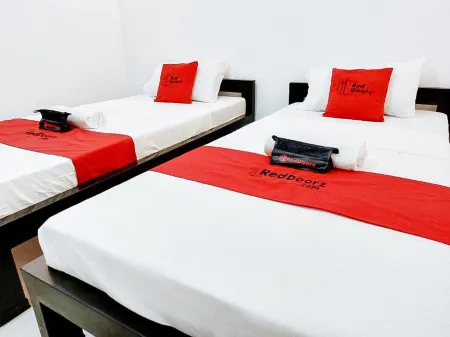 RedDoorz @ San Antonio Binan Laguna Отели рядом с достопримечательностью «Сплаш Айленд»