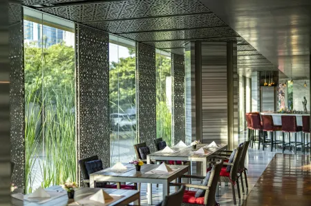 TUI BLUE Maduzi Hotel Bangkok Отели рядом с достопримечательностью «Wat Suan Mokkh»