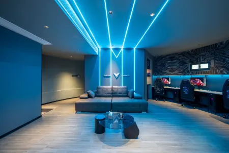 Esports Hotel | Tencent Esports Collaboration (Shanghai Huinan Subway Station Store) Отели рядом с достопримечательностью «Shanghai Industry and Commerce Foreign Language College South Campus»