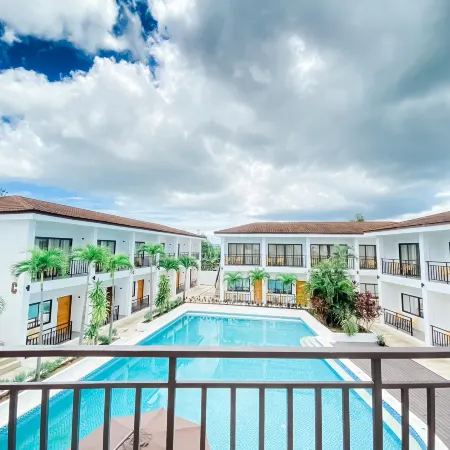Holabay Resort