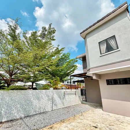 Auguri Bercham Landed | 6BR | Karaoke Set | BBQ