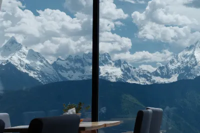 A single Tree Hotels in Deqin