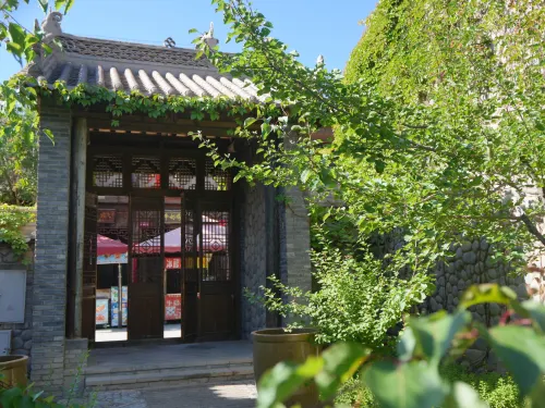 Danxia Gate Courtyard Hotel فنادق في لين دزه