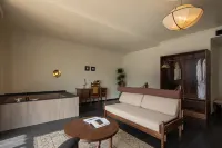 ShuHe Old Town LinQiGuYin Panoramic Snow View Hotel and Gallery