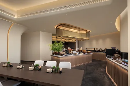 Atour Hotel Anshun Ancient City Hongshan Lake Отели рядом с достопримечательностью «Anshun Ancient City Historical and Cultural Block»