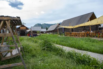 Lekeshore Courtyard Garden Homestay by Lake (Kanas Old Village Branch) 징기스칸 주변 호텔