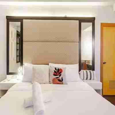 Stunning Suite 10 Steps from Eastwood Mall Rooms