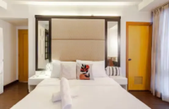 Stunning Suite 10 Steps from Eastwood Mall