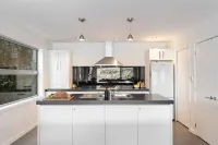 Lake Views on De La Mare Place, 3 BDR, Free Wi-Fi - Villas