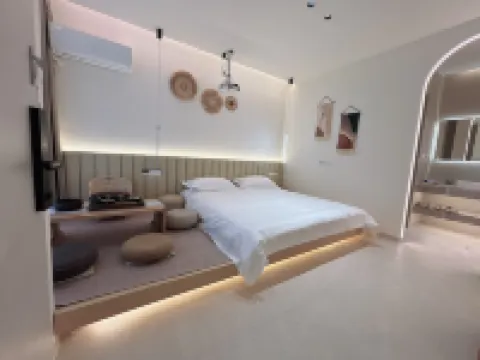 Mountain Courtyard-Style Hotel