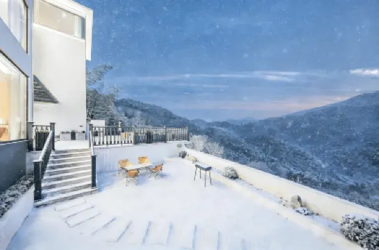 安吉雲頂聽風·SPRING·180°竹海聽泉親子度假滑雪山奢美宿 鄰近藏龍百瀑漂流的酒店