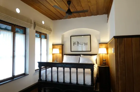 SUPERIOR QUEEN Colonial Room