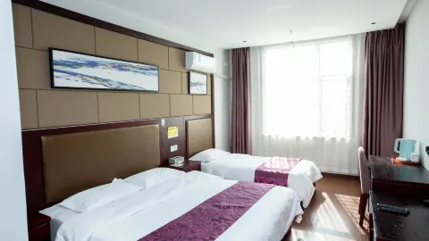 Platinum Holiday Hotel in Дамин