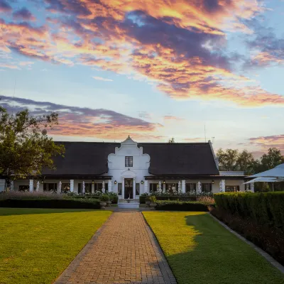 Kievits Kroon Gauteng Wine Estate Hoteles cerca de Centro comercial Zambezi Junction