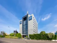 iH Hotels Milano Lorenteggio Hôtels à proximité de : Métro Inganni