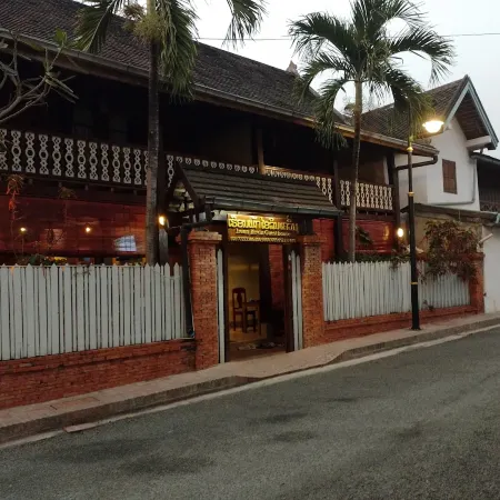 Ireenkevin Guesthouse Отели рядом с достопримечательностью «Ват Чоумкхонг»
