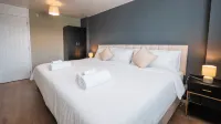Free Parking Spacious 2BR Sleeps 5 - Families & Contractors - Condos