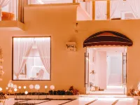 There is a play stack Hotels near Reed Maze