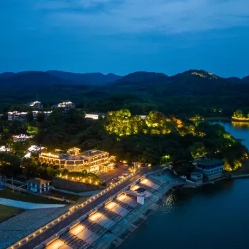 โรงแรมบ่อน้ำพุร้อนทะเลสาบเทียนมู่ คาบสมุทรหยู่หู โรงแรมใกล้พื้นที่ชมวิวทะเลสาปเทียนมุ