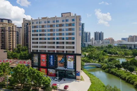 Starway Hotel (Zhongshan West District Rainbow Oasis Park Store)