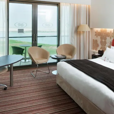 Crowne Plaza ABU DHABI - YAS ISLAND by IHG Отели рядом с достопримечательностью «Пристань для яхт Яс»