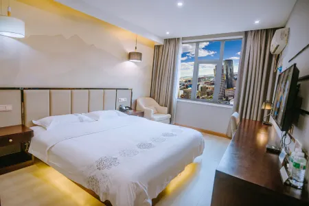 Zhenxiong Phoenix Business Hotel