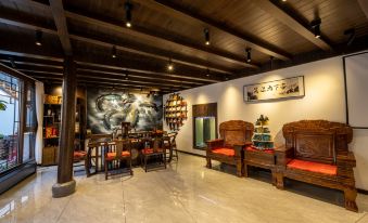 Golden Dragon's Mountain Glow Inn