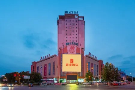 Homeinn Hotel (Zhuanghe Times Square Qiansheng Department Store) Отели рядом с достопримечательностью «Wuyi Square»