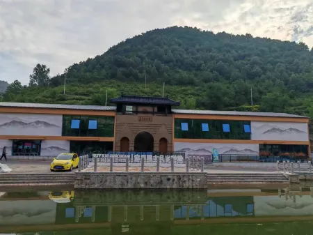 Burning Years Hotel Отели в г. Линчуань