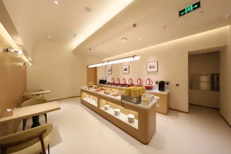 MIEN BIAS HOTEL (Shenzhen Guomao Metro Station) Отели рядом с достопримечательностью «Ping An Finance Center - Free Sky»