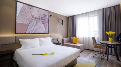 IU Hotel (Wanda Plaza, Hezhou) Hotels near Ziyunxianjing Scenic Area