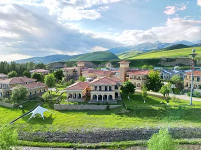 Deep in the mountains, Moon River Villa, a wild luxury holiday homestay Отели рядом с достопримечательностью «Nalati National Forest Park»