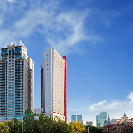 City Hotel Отели рядом с достопримечательностью «Торговый центр Westgate»