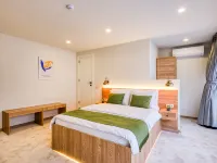 Elephant In The Room Hotels near مودا