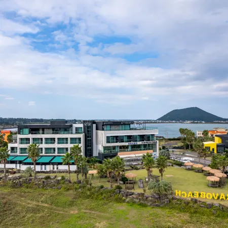 Jeju Attirance Hotel & poolvilla Отели рядом с достопримечательностью «Храм Кымбунса»
