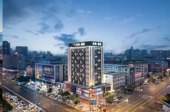 Meilan Hotel (Tongliao Mingren Street Railway Station Branch) - parking