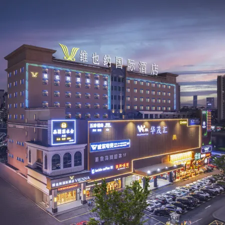 Vienna International Hotel ( Shenzhen Bantian Huawei Metro Station Branch) Отели рядом с достопримечательностью «Штаб-квартира компании Huawei»