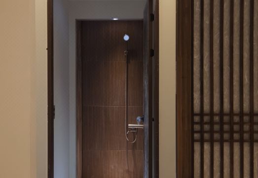 82 캡슐 호텔 입구