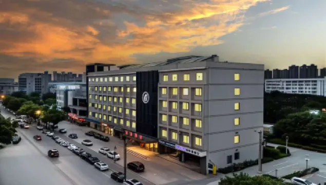 Car City Hotel Hotels in Gaoling District