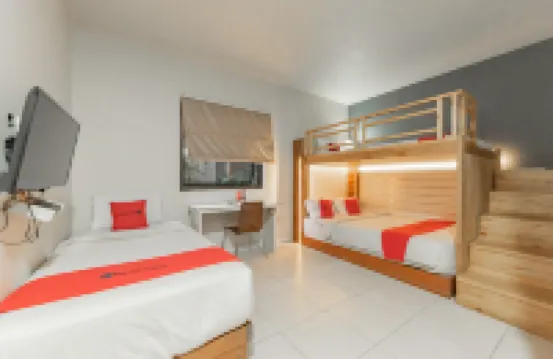 RedDoorz Plus near Asia Afrika 3