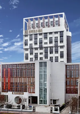 New Dynasty Hotel(Kaifeng Qingming Riverside Landscape Garden) - parking