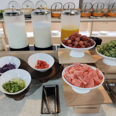 Vienna Hotel (Nandan Dongtian Jiuhai Scenic Area Jinfurong Square Branch)