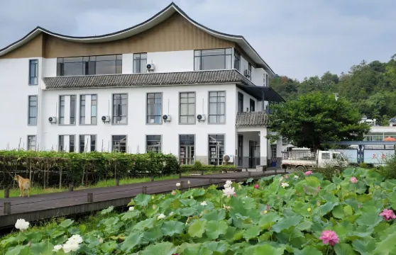 荷塘月色民宿（翁源湖心壩店）