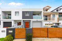 Convenient 4Br with Private Pool Close to Airport Hotel a 