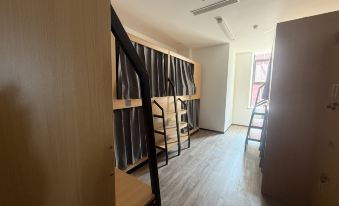 Qingqing Gaoshengdian Youth Hostel Hub (Quancheng Plaza Daming Lake)