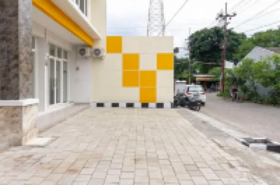 RedDoorz Syariah @ Kebraon Hotels in Karangpilang