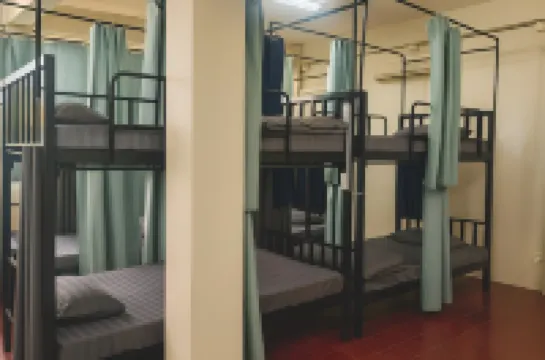 Indian Bites Hostel โรงแรมใกล้วัดศรีสุพรรณ(พระอุโบสถเงิน)