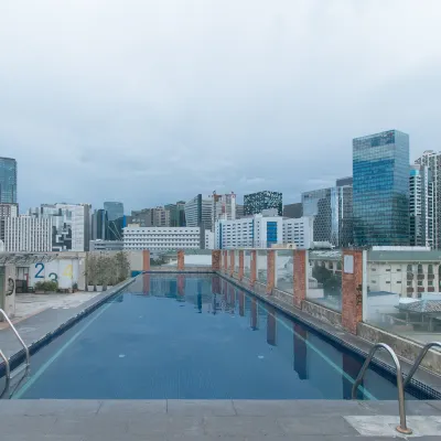 RedDoorz Premium @ MyTown New York BGC グリーンウェイ・パーク周辺のホテル