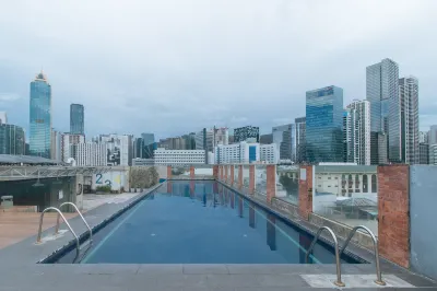 RedDoorz Premium @ MyTown New York 馬尼拉高爾夫鄉村俱樂部附近的飯店